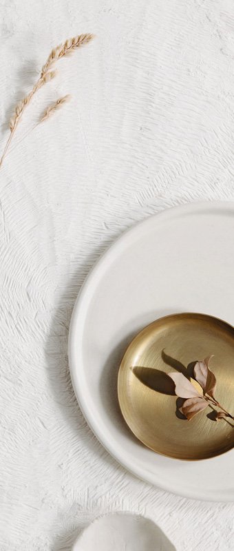 Blätter des Kaffeestrauchs auf dekorativer goldener Schale
