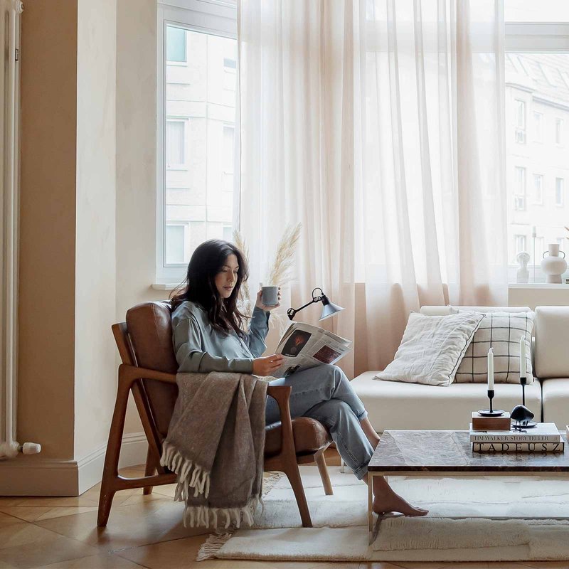 Mood picture, woman, living room, journal, coffee