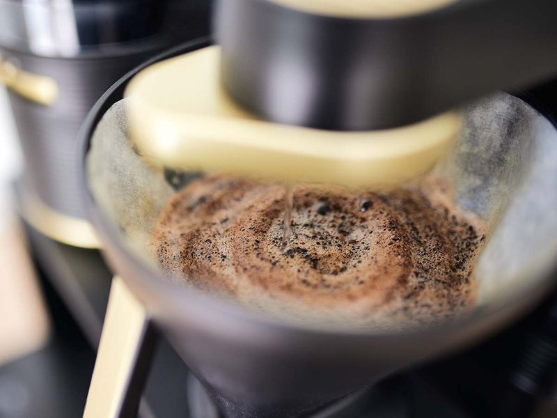 Gemütlich aufwachen mit einer guten Tasse handgebrühten Kaffees.