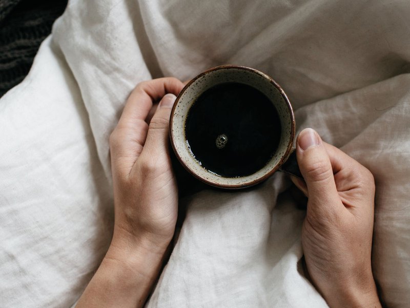 Gemütlich aufwachen mit einer guten Tasse handgebrühten Kaffees.